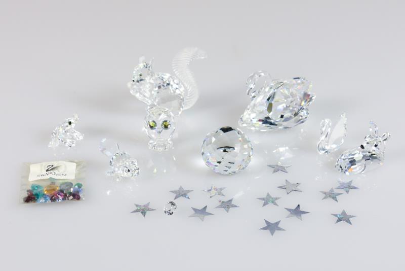 (8) delig lot divers Swarovski, 20e eeuw. Waaronder een uil (met certificaat), eekhoorn, twee zwanen, hertje, kikker, en bever. Alle inclusief doos. En daarbij een losse presse papier.