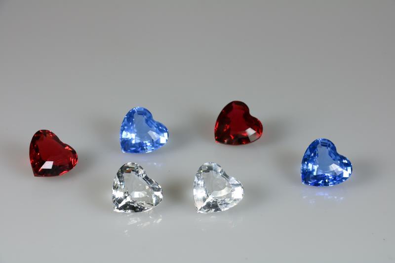 (6) delig lot diverse Swarovski harten in de kleuren rood, wit en blauw, 20e eeuw. (Alle inclusief doos).