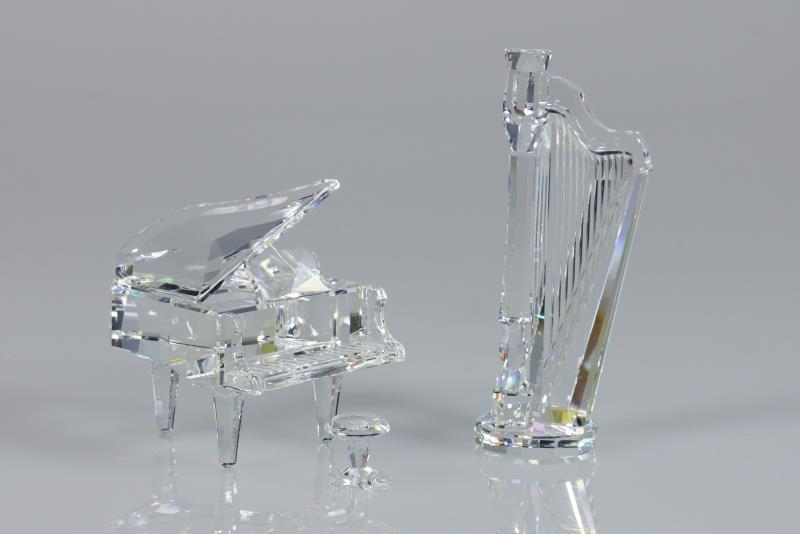 (2) delig lot divers Swarovski, 20e eeuw. Waaronder een vleugel en een harp. (Beiden inclusief doos).