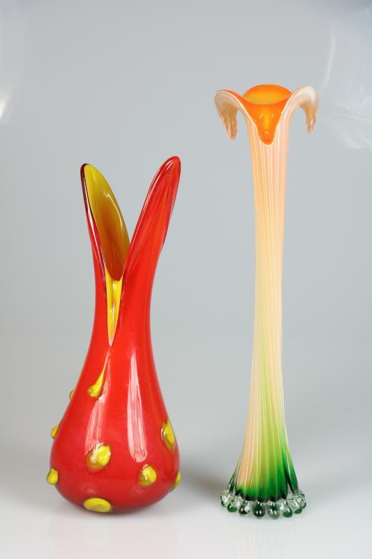 Twee diverse design vazen, w.o. een ranke groen-oranje Iris-model vaas en daarbij een rood-gele vogelbekvaas, 20e eeuw.