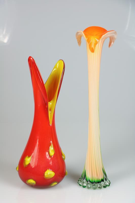 Twee diverse design vazen, w.o. een ranke groen-oranje Iris-model vaas en daarbij een rood-gele vogelbekvaas, 20e eeuw.