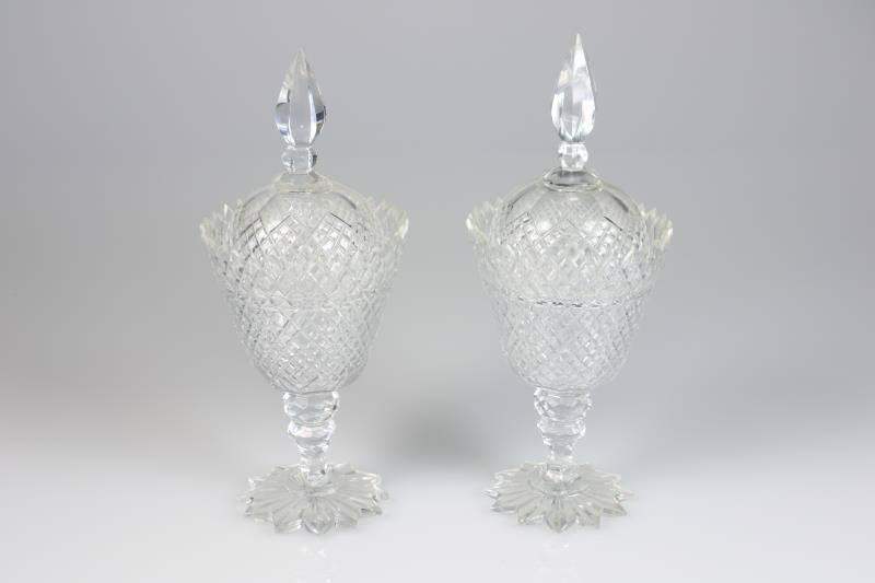 Twee geslepen kristallen gembercoupes, 20e eeuw. 