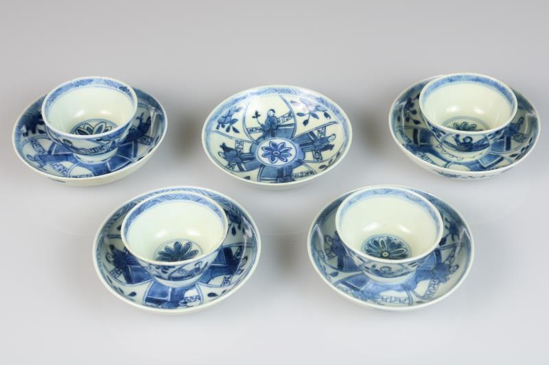 Een set van (4) porseleinen kop en schotels met decor van figuren in vakverdeling. China, 19e eeuw.