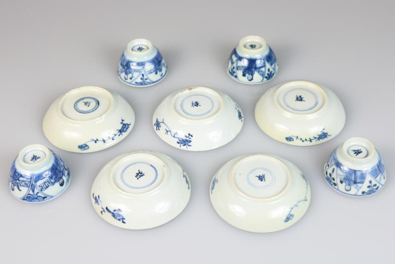 Een set van (4) porseleinen kop en schotels met decor van figuren in vakverdeling. China, 19e eeuw.
