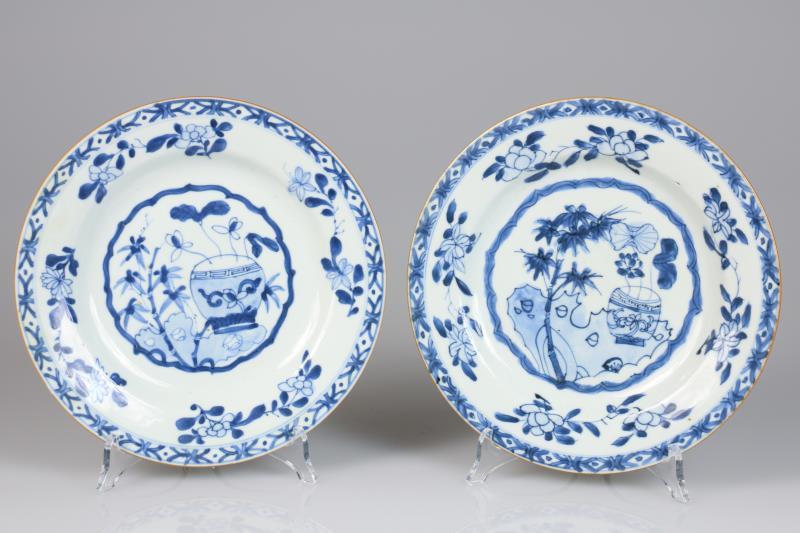 Een set van (2) porseleinen borden met floraal decor. China, Qianglong.