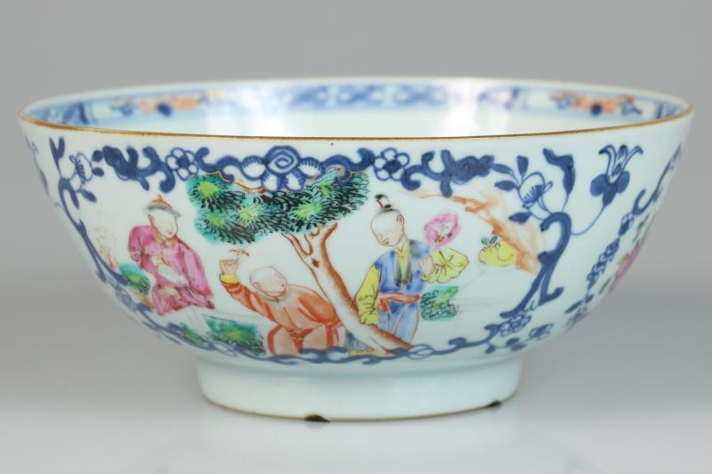 Een porseleinen kom met decor van Chinese figuren. China, 18e eeuw.