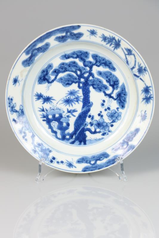 Een porseleinen bord met landschapsdecor, gemerkt Chenghua.  China, Kangxi.