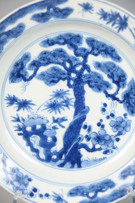 Een porseleinen bord met landschapsdecor, gemerkt Chenghua.  China, Kangxi.
