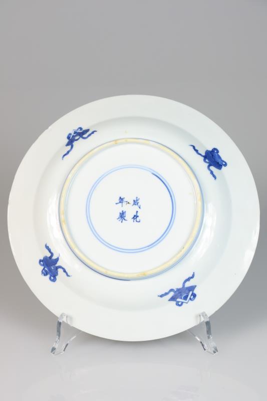 Een porseleinen bord met landschapsdecor, gemerkt Chenghua.  China, Kangxi.
