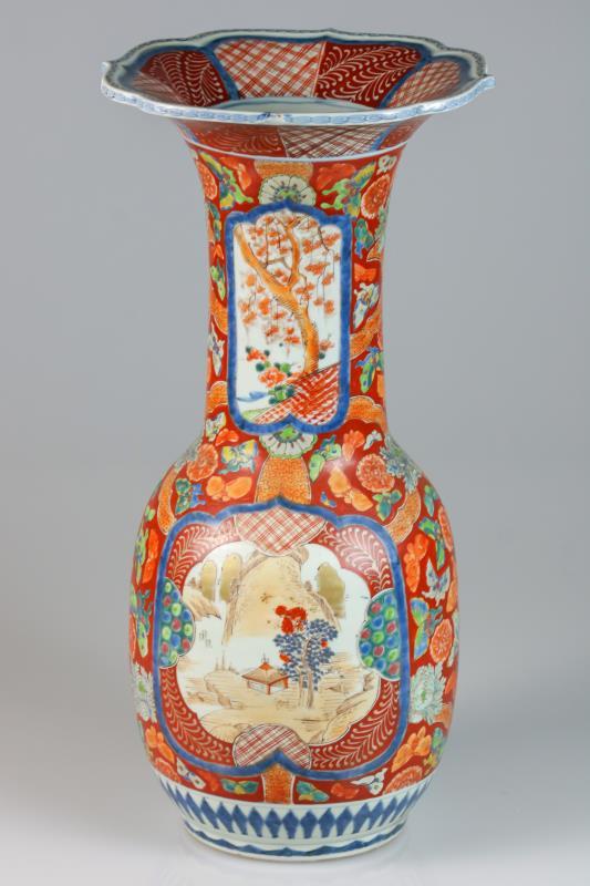 Een porseleinen kraagvaas met Arita decor. Japan, 1e helft 20e eeuw. 