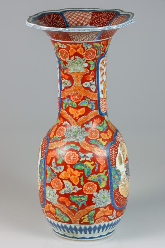 Een porseleinen kraagvaas met Arita decor. Japan, 1e helft 20e eeuw. 