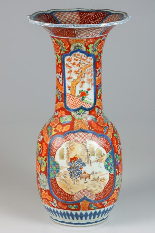 Een porseleinen kraagvaas met Arita decor. Japan, 1e helft 20e eeuw. 