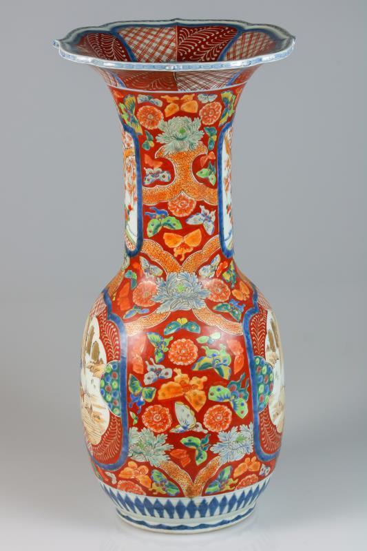Een porseleinen kraagvaas met Arita decor. Japan, 1e helft 20e eeuw. 