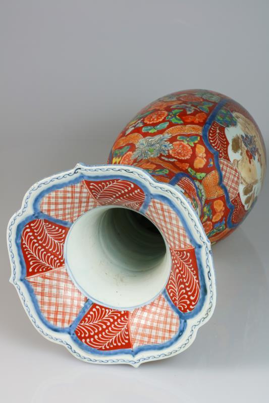Een porseleinen kraagvaas met Arita decor. Japan, 1e helft 20e eeuw. 