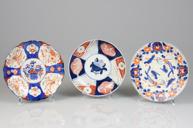 Een lot van (3) porseleinen borden met Imari decor. Japan, 19e/20e eeuw. 