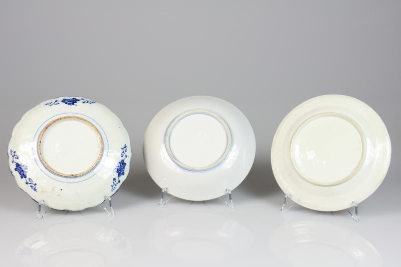 Een lot van (3) porseleinen borden met Imari decor. Japan, 19e/20e eeuw. 