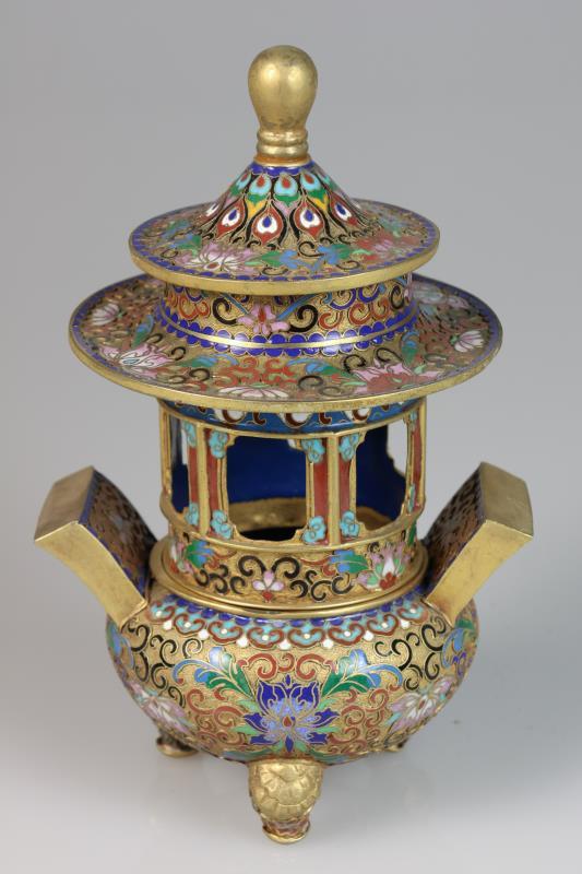 Een cloisonne wierrookbrander. China, 2e helft 20e eeuw. 