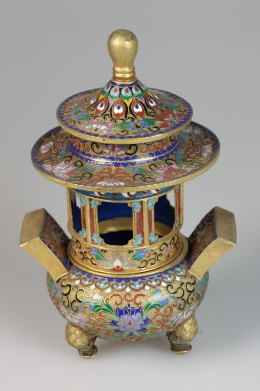 Een cloisonne wierrookbrander. China, 2e helft 20e eeuw. 
