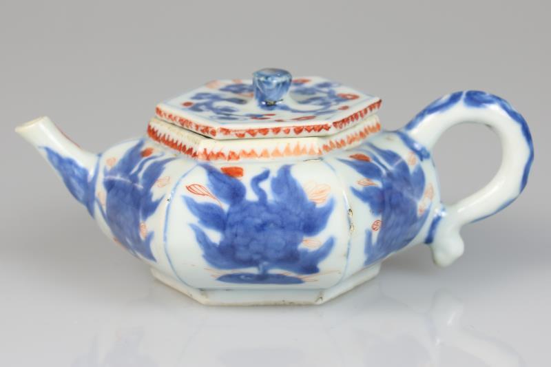 Een porseleinen trekpotje met Imari decor. China, 18e eeuw. 