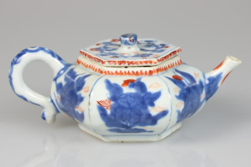 Een porseleinen trekpotje met Imari decor. China, 18e eeuw. 