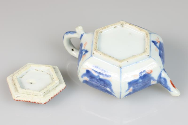 Een porseleinen trekpotje met Imari decor. China, 18e eeuw. 