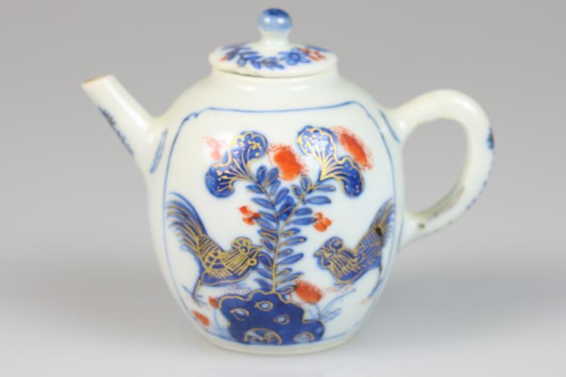 Een porseleinen trekpotje met Imari decor. China, 18e eeuw. 