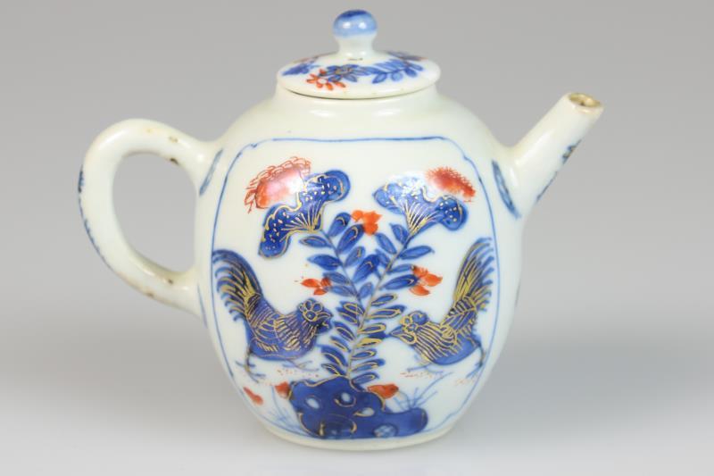 Een porseleinen trekpotje met Imari decor. China, 18e eeuw. 
