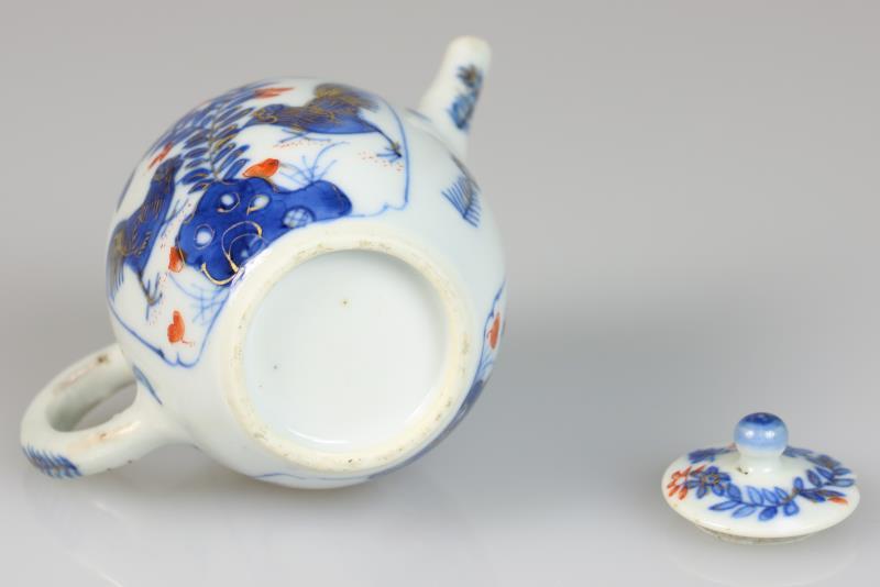 Een porseleinen trekpotje met Imari decor. China, 18e eeuw. 