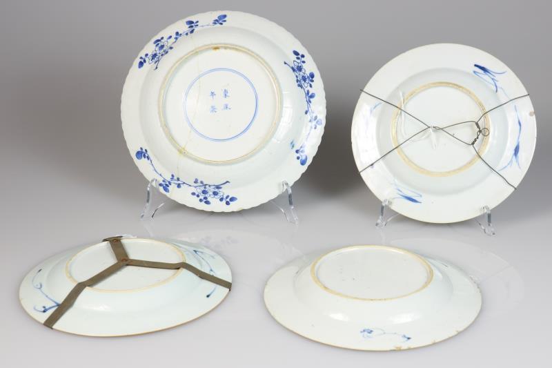 Een lot van (4) porseleinen borden met floraal decor. China, 18e/19e eeuw. 