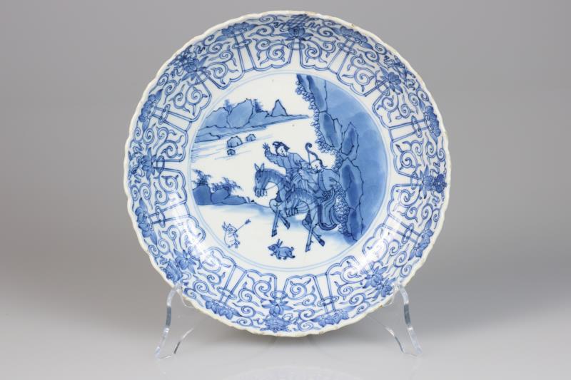 Een porseleinen bord met decor van Joosje te paard, gemerkt Chenghua. China, 19e eeuw. 