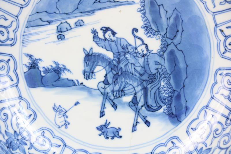 Een porseleinen bord met decor van Joosje te paard, gemerkt Chenghua. China, 19e eeuw. 