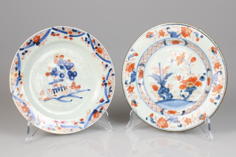 Een lot van (2) borden met Imari decor. China, 18e eeuw. 