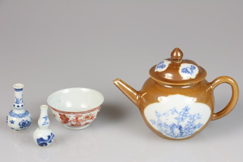 Een lot van (5) diverse porseleinen voorwerpen bestaande uit een capucijner theepot en miniatuurvaasjes. China, 18e eeuw. 