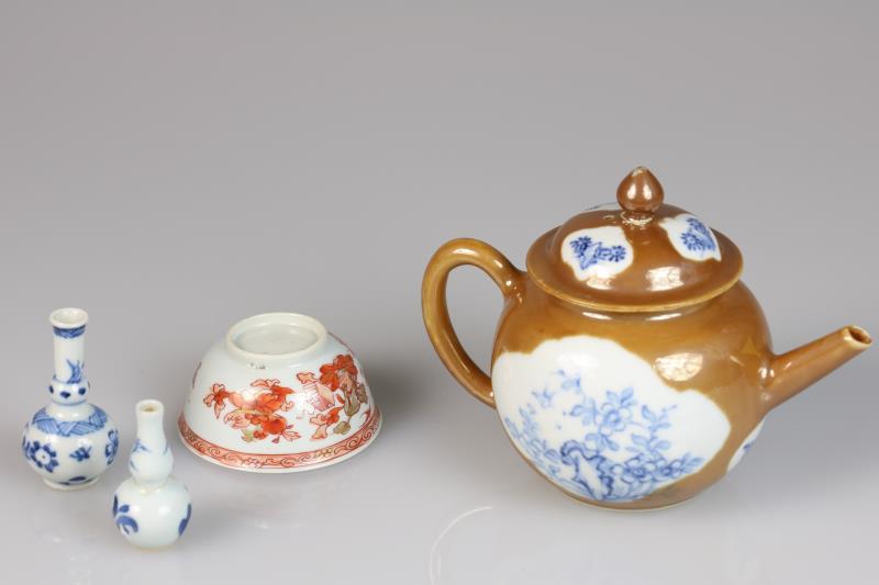 Een lot van (5) diverse porseleinen voorwerpen bestaande uit een capucijner theepot en miniatuurvaasjes. China, 18e eeuw. 