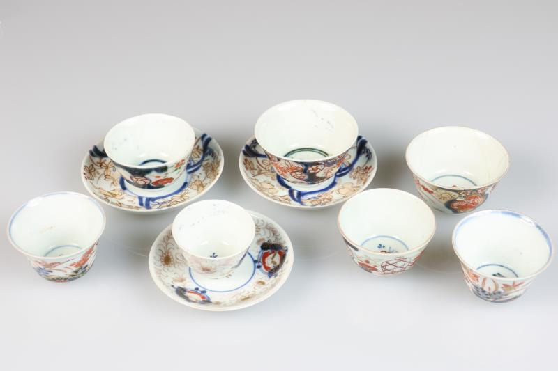 Een lot van (7) cups met daarbij (3) schotels met Imari decor. Japan, 19e eeuw. 