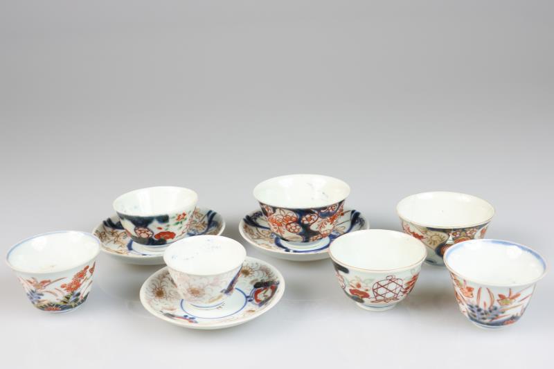 Een lot van (7) cups met daarbij (3) schotels met Imari decor. Japan, 19e eeuw. 