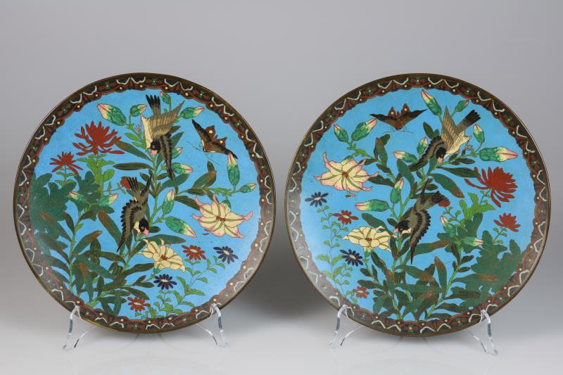 Een set van twee cloisonne schotels met decor van planten en vogels. Japan, 19e eeuw.