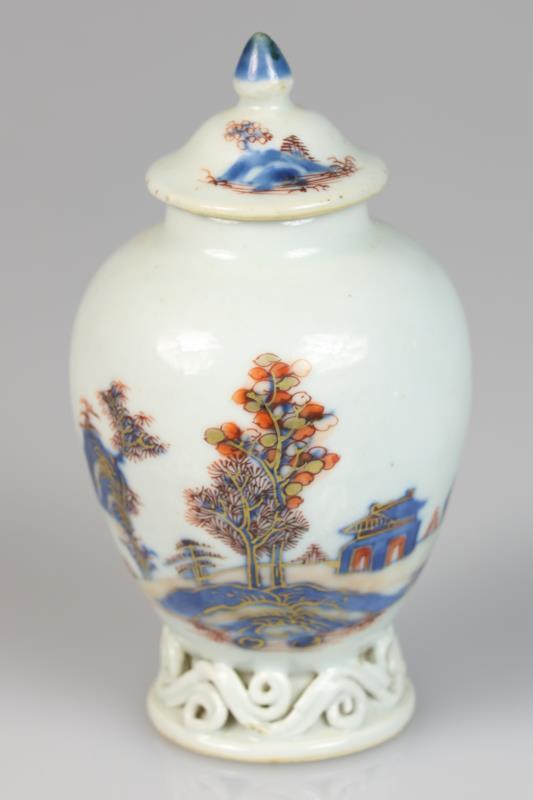 Een porseleinen theebus met Imari landschapsdecor. China, 18e eeuw.