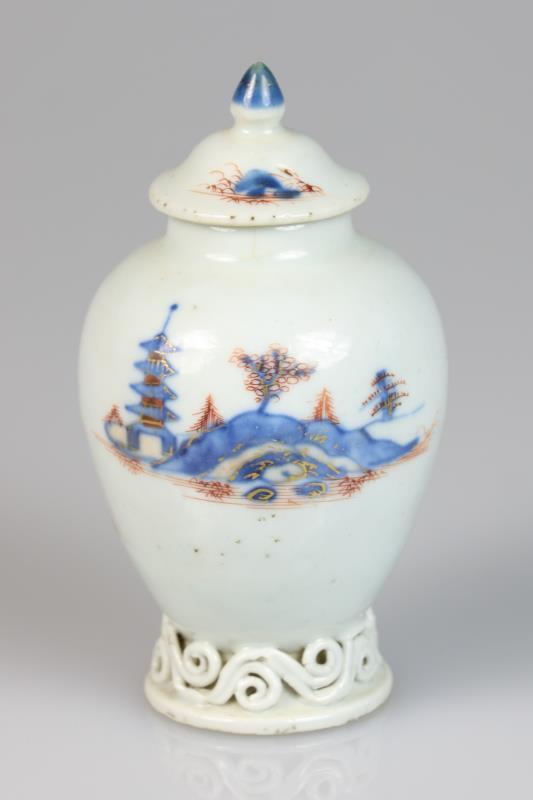 Een porseleinen theebus met Imari landschapsdecor. China, 18e eeuw.