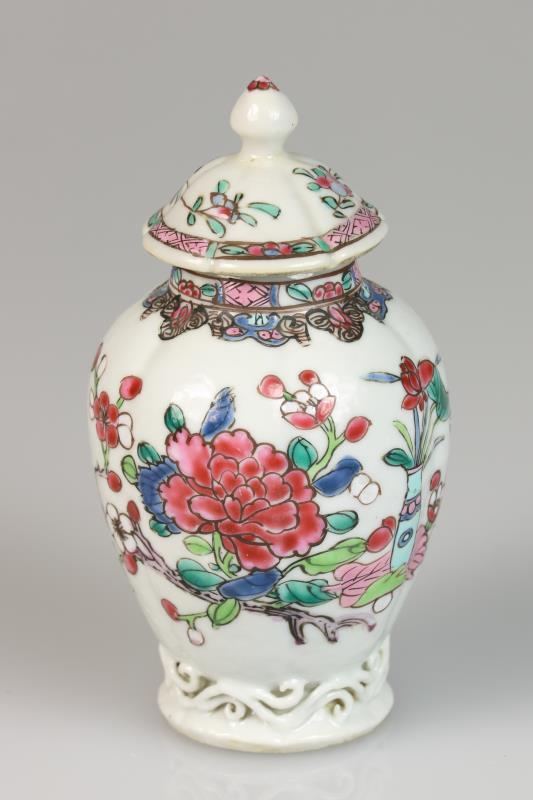 Een porseleinen theebus met famille rose decor. China, 18e eeuw.