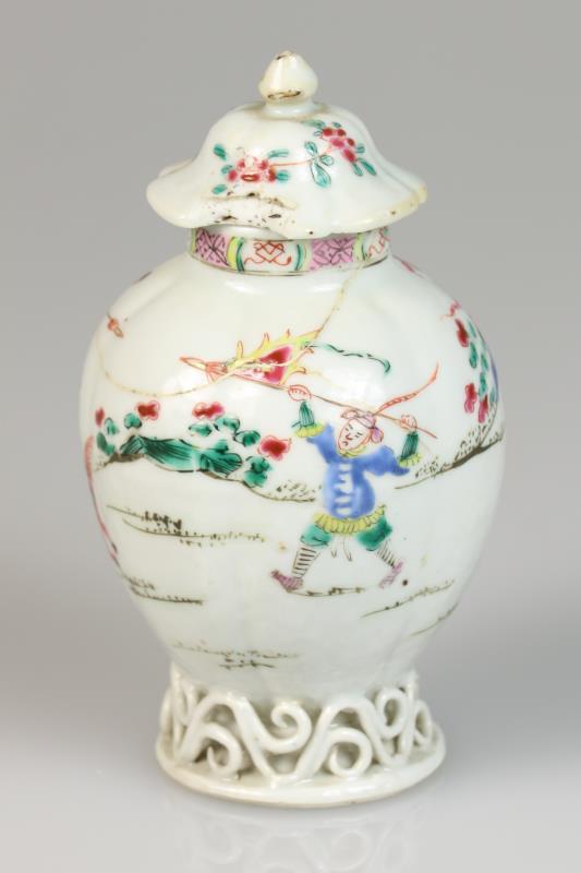 Een porseleinen theebus met decor van strijders. China, 18e eeuw.