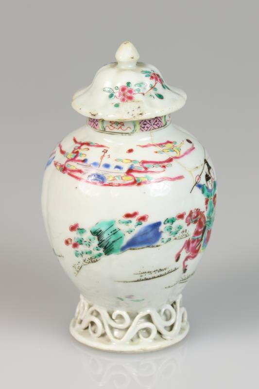 Een porseleinen theebus met decor van strijders. China, 18e eeuw.