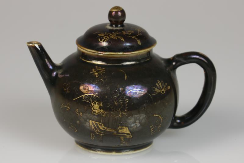 Een porseleinen verguld gedecoreerde theepot met blauwe fondkleur. China, 18e eeuw.