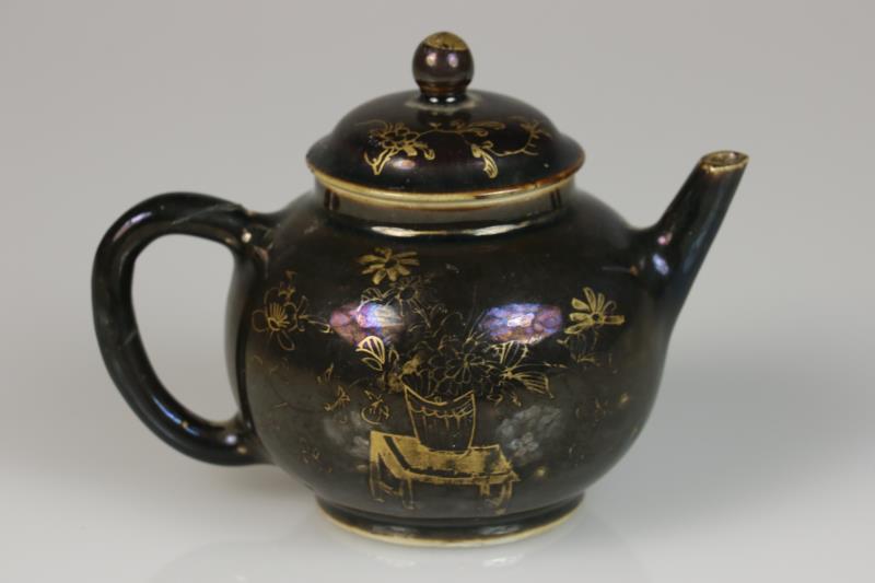 Een porseleinen verguld gedecoreerde theepot met blauwe fondkleur. China, 18e eeuw.