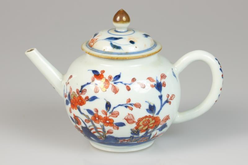 Een porseleinen theepot met Imari decor. China, 18e eeuw.