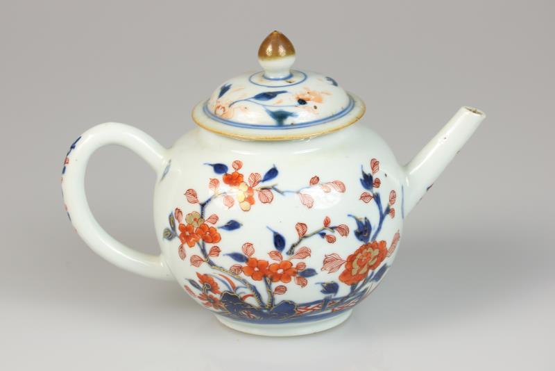 Een porseleinen theepot met Imari decor. China, 18e eeuw.