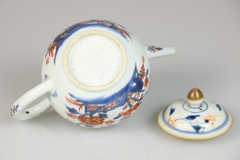 Een porseleinen theepot met Imari decor. China, 18e eeuw.