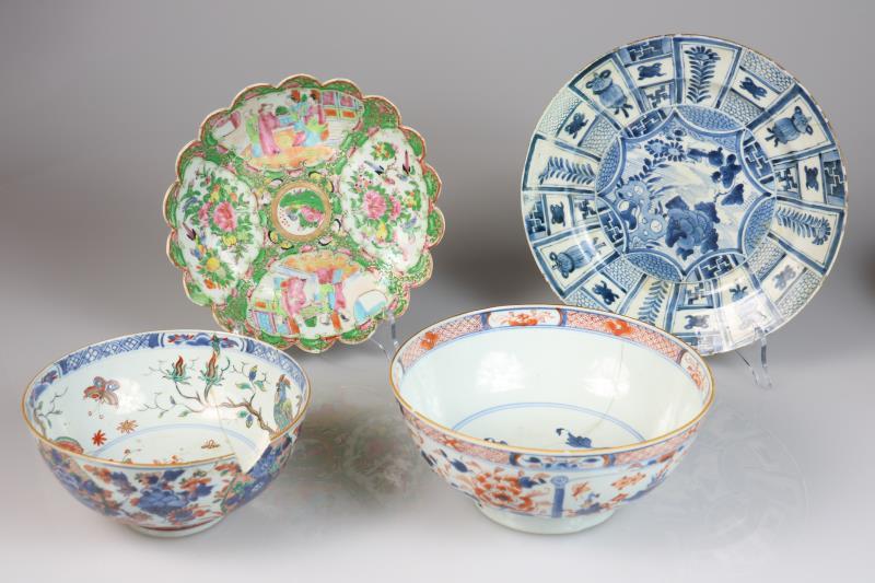 Een lot bestaande uit twee kommen en twee borden, onder anderen met Imari decor. China, 18e & 19e eeuw.