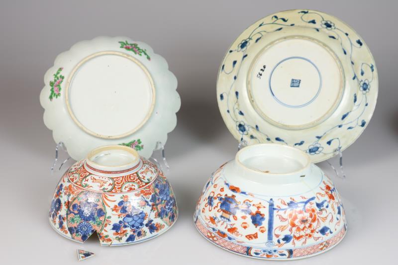 Een lot bestaande uit twee kommen en twee borden, onder anderen met Imari decor. China, 18e & 19e eeuw.