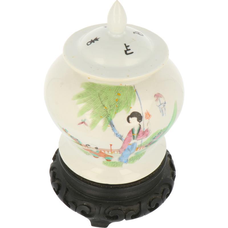 Een porseleinen dekselvaas met decor van een Chinese dame met kind. China, eind 19e eeuw.